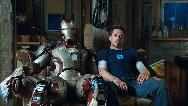 Když jde všechno do kopru, Iron Man je porouchaný a Jarvis stávkuje, i Tony Stark si musí odpočinout. Foto: csfd.cz